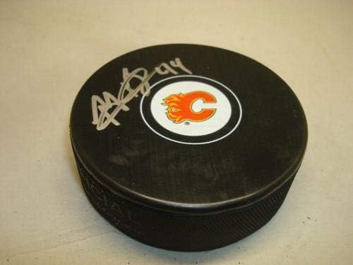 Matt Bartkowski a semnat Calgary Flames Hockey Puck autografat 1A-autografat NHL Pucks